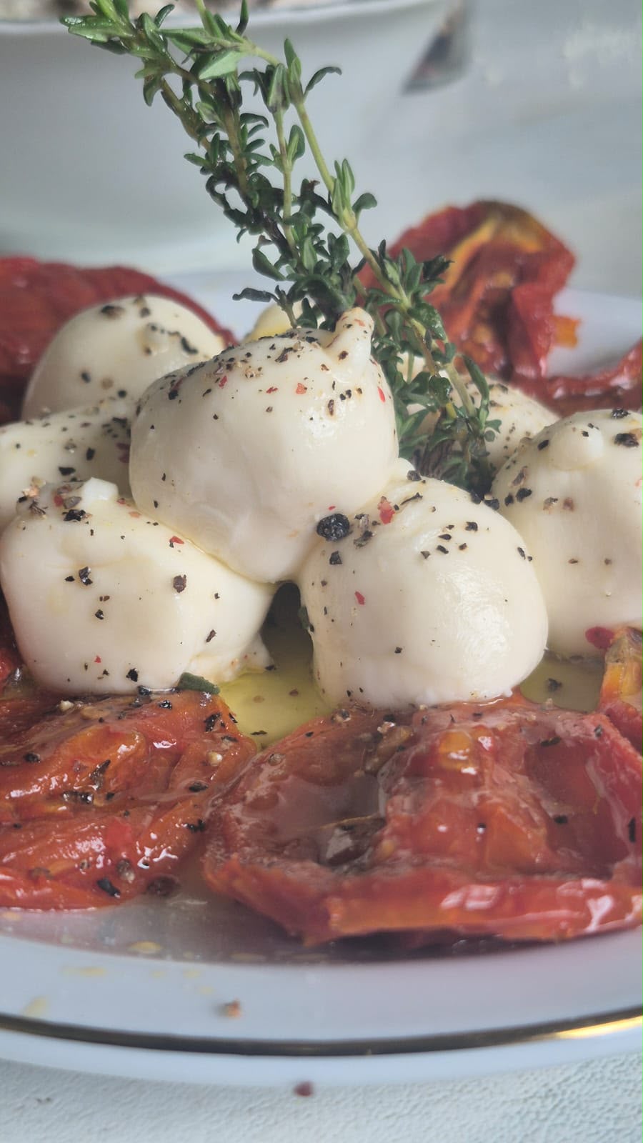 Bocconcinos de mozzarella con tomates asados
