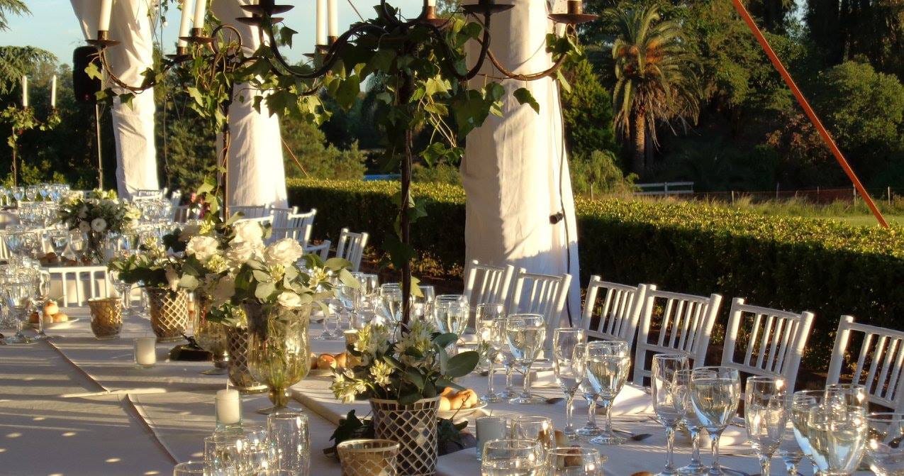 Mesas elegantes montadas al aire libre para un casamiento