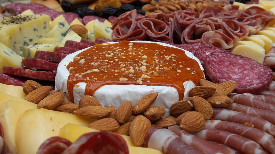 Tabla de fiambres, quesos y almendras de la recepción